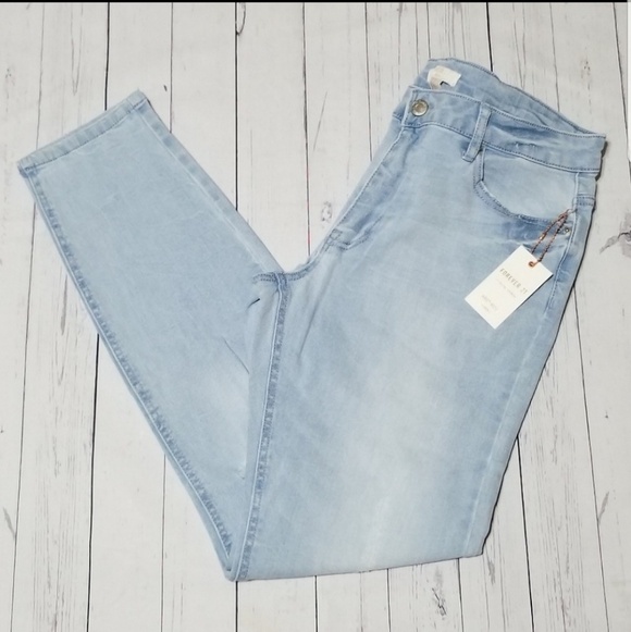 FOREVER 21 Mid Rise Light Denim Skinny Jeans - Picture 2 of 8